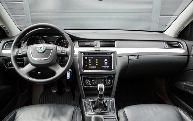 Skoda Superb cena 31900 przebieg: 194000, rok produkcji 2010 z Duszniki-Zdrój małe 497